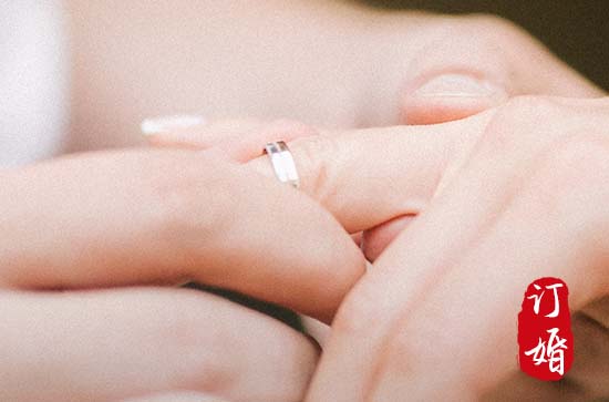 订婚戒指和结婚戒指是一个吗 订婚戒指和结婚戒指的区别
