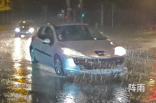 昆明10月15日天气预报:高温21℃~低温16℃，阵雨，会下雨