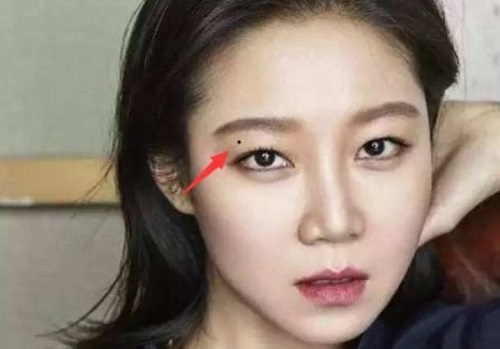 女人眼皮上长有痣代表什么预兆 眼皮上长有痣的女人好不好呢